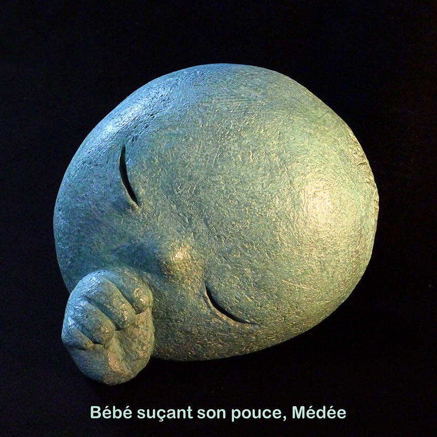 Bébé suçant son pouce