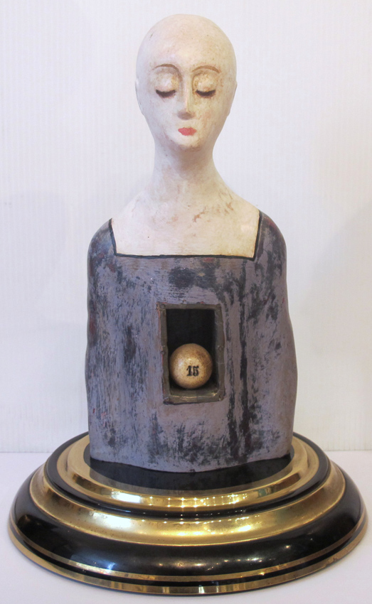 Personnage sur socle or et noir
