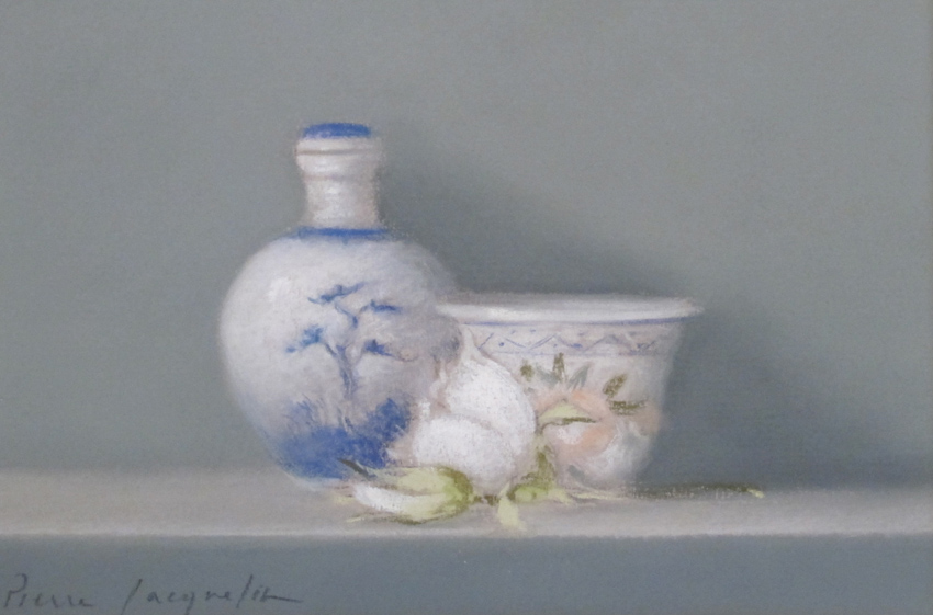 Rose blanche et céramique bleue